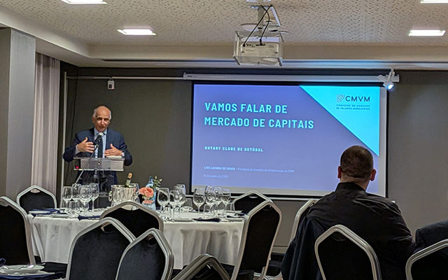 Palestra com o Dr. Luís Laginha de Sousa, Presidente da CMVM (Comissão de Mercado de Valores Mobiliários) e emblemagem de novos Companheiros